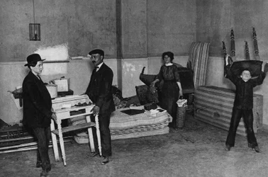 Todos os dias, cena de mudança num edifício em Paris. Fotografia, final do século XIX, Paris. Coll. Selva.