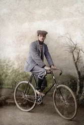 Fernand Ochse numa bicicleta, França, cerca de 1920 (foto)