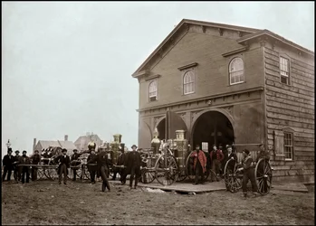 Bombeiros a posar em frente ao quartel, Alexandria. Virgínia, Estados Unidos. 1863. Fotografia