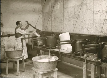 França, Centro, Indre-et-Loire (37), Tours: Laboratoire Metadier: um homem prepara os moldes para o fabrico das pastilhas de Kalmine