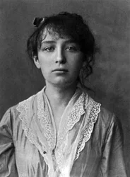 A escultora francesa Camille Claudel (1864-1943) aqui em 1884