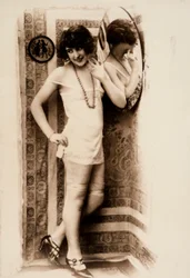 Retrato de corpo inteiro de uma mulher em traje íntimo.