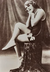 Retrato de corpo inteiro de uma jovem mulher em fato de banho.