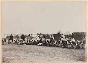 Grupo de nativos, Ordnance Store, Suakin, 1884 por volta de