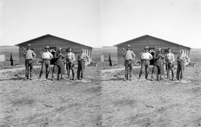 Retrato de grupo de colonos judeus num kibbutz na Palestina. c.1923