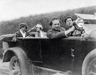 Helene Berg, Alma Mahler, Franz Werfel e Alban Berg fotografados num automóvel