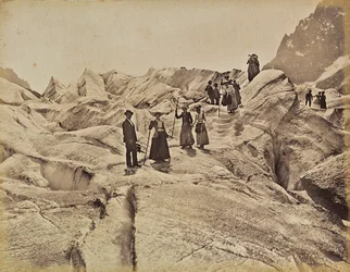 Caminhantes no gelo do "Mer de Glace" no Mont Blanc, Chamonix, França