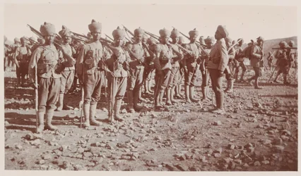 Soldados do Exército indiano desfilam durante operações no Waziristão