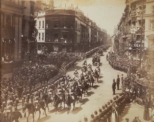 Desfile da cavalaria indiana durante as celebrações do Jubileu dos Diamantes