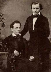 Johannes Brahms (1833-1897) compositor alemão, de pé, com o violinista húngaro refugiado, Eduard Remenyi (1828-1898), com quem fez uma digressão (meio-tom de uma fotografia)