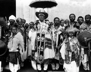 O Rei Menelik II (1844 - 1913) rodeado pela sua corte. Etiópia.