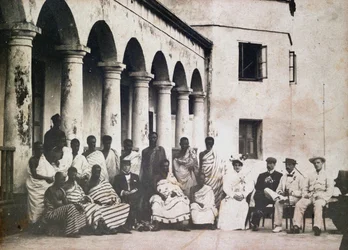 Rei Prempeh e corte com Dr de Groot e Sra de Groot no castelo da Costa de Ouro