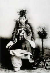 Mulher coreana em vestido de noiva tradicional