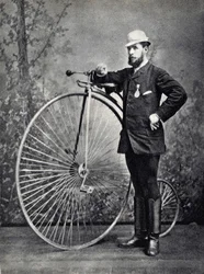 Homem posando com o grande bi (grand bi), o ancestral do velocipede. Fotografia, final do século XIX, Paris. Coll. Selva.