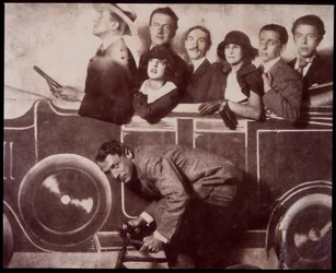 Max Morise, Simone Breton, Paul Eluard, Joseph Delteil, Gala Desnos, André Breton e Max Ernst (na bicicleta), na Feira de Montmartre