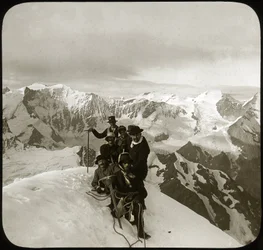 Montanhismo no final do século XIX ou início do século XX: grupo de montanhistas no cume do Wetterhorn (literalmente "Corno do Tempo", 3,692 m), cume do maciço de Wetterhorner, Alpes Berneses, Cantão de Berna, Suíça - escalada, cordeiro - fotog