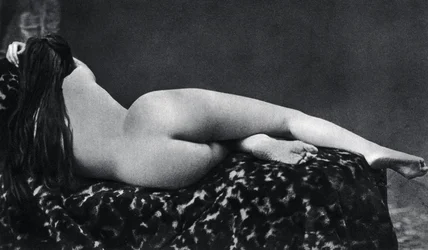 Mulher nua reclinada, cerca de 1860, fotografia anónima