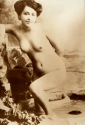 Retrato nu de uma jovem mulher a sair de uma banheira