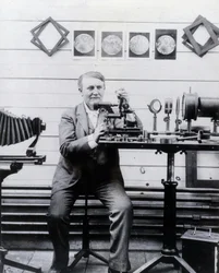 Foto de Thomas-Alwa Edison em frente ao seu fonógrafo.