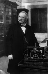 Retrato do físico italiano Antonio Pacinotti (1841-1912) com o seu Anel (Anello).
