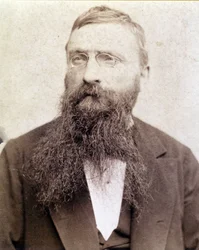 Retrato de Auguste Rodin (1840-1917) fotografado por volta de 1885.