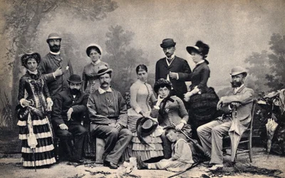 Retrato de uma família com um fotógrafo, em frente a um cenário de campo. Fotografia, final do século XIX, Paris. Coll. Selva.