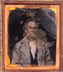 Retrato de um homem. Daguerreótipo (Daguerre) sob moldura por volta de 1850.