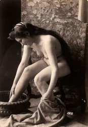 Retrato de uma mulher nua a lavar os pés