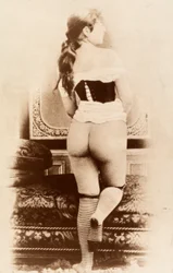 Retrato de uma jovem mulher, parcialmente nua, vista de trás.