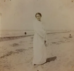 Retrato na praia em Forte dei Marmi, Versilia, c.1910 (foto)