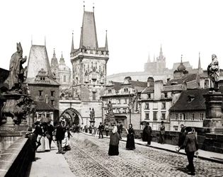 Praga. Ponte Charles, e a velha torre da cidade. Por volta de 1890.