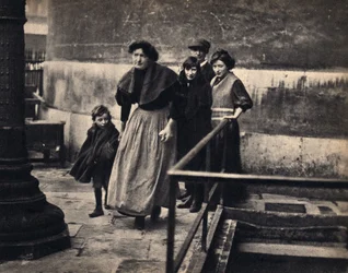 Cena de uma família expulsa em Paris. Fotografia, final do século XIX, Paris. Coll. Selva.