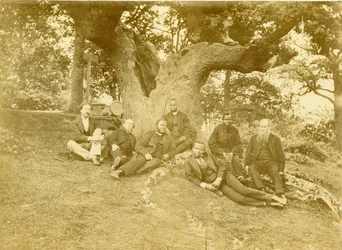 Sete dos principais membros da Church Missionary Society na Serra Leoa e na Nigéria sentados debaixo do Wilberforce Oak em Keston, Kent, Reino Unido