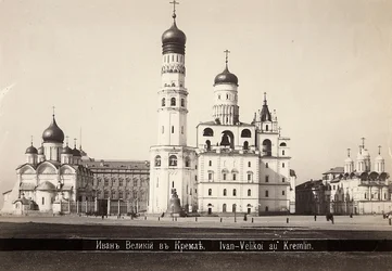 A Catedral da Anunciação e a Torre do Sino de Ivan IV em Moscovo