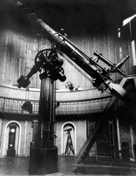 O telescópio Schmidt, de Giovanni Virginio Schiaparelli (1835-1910) astrofísico em Brera (Milão). Ele observou configurações rectilíneas no planeta Marte, chamando-as de canais marcianos (canali).