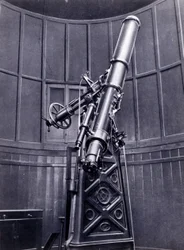 O telescópio de Giovanni Virginio Schiaparelli (1835-1910) astrofísico em Brera (Milão). Ele observou configurações rectilíneas no planeta Marte, chamando-as de canais marcianos (canali).