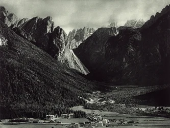 A cidade de Dobbiaco nas Dolomitas