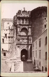 Arco triunfal do Castel Nuovo, Nápoles, cerca de 1880 (fotografia)