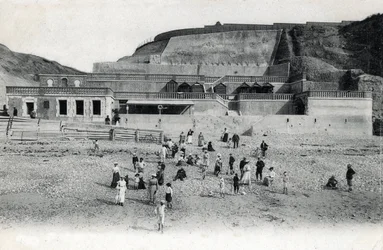 Vista da praia de Mesnil Val (Mesnil-Val) com o seu casino e terraços, Manche Normandy Postcard do início do século XX