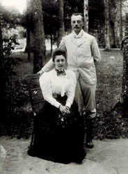Vladimir Dmitrievich Nabokov (1870-1922) e Elena Ivanovna Rukavishnikova (1876-1939), Anónima. Fotografia, ca 1896, Museu de Estudos Regionais, Rozhdestveno