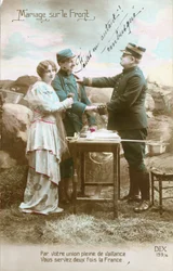 Postal da I Guerra Mundial, Casamento na frente de um soldado (poilu) e uma jovem mulher, auxiliar militar, por um oficial qualificado como emboscado. (foto)