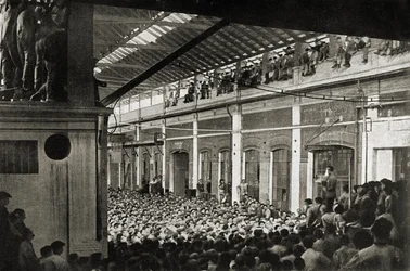 Trabalhadores reunidos numa fábrica em Turim durante o Biennio Rosso em 1920, História do Movimento Operário (fotografia a preto e branco)