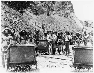 Rapazes zulus nas minas de diamantes De Beers, c.1885 (fotografia a preto e branco)