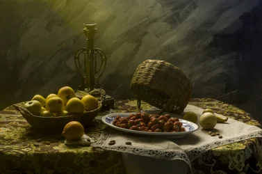 Natureza morta sombria com frutas