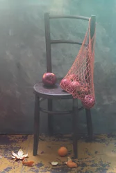 Maçãs rústicas e cadeira