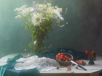 Natureza morta com flores silvestres e cerejas