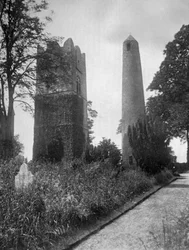 A torre redonda de espadas, Dublin, Irlanda, do leste, 1924-1926.