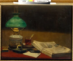 "Natureza morta" Livro, candeeiro de secretária, copos e chávena de chá - Pintura de Vasili Polenov (1844-1927) Óleo sobre tela Dim 61,3x79,3 cm Museu Regional de Arte, Lugansk