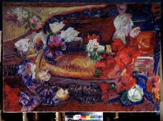 Natureza morta com uma almofada decorativa e flores. Pintura de Vasily Ivanovich Denisov (1862-1921). Óleo sobre tela