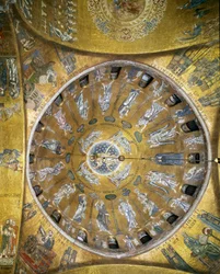 Vista da cúpula com mosaicos sobre fundo dourado (estilo românico e bizantino) ilustrando a Ascensão. Nos pingentes, os quatro evangelistas. São Marcos e São Mathieu refeitos em 1843-1864. O início do século XIII. Basílica de São Marco